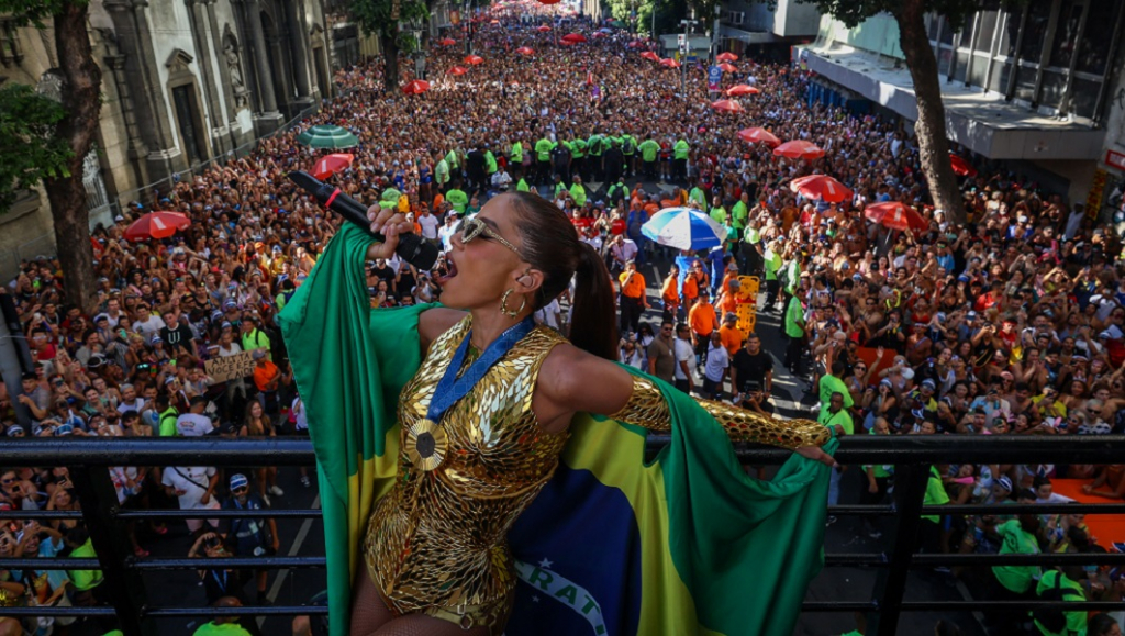 Anitta interrompe cortejo de seu megabloco no Centro do Rio para alertar a polícia sobre brigas