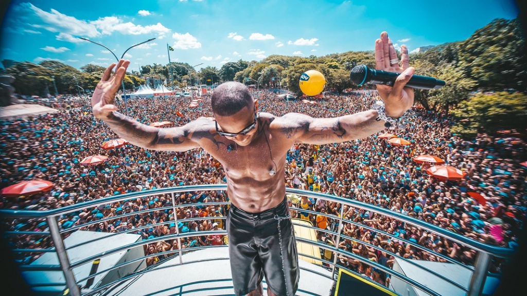 Leo Santana arrasta multidão de foliões no pós-carnaval de São Paulo