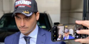 moraes-diz-que-eduardo-bolsonaro-cria-dificuldades-para-ser-notificado