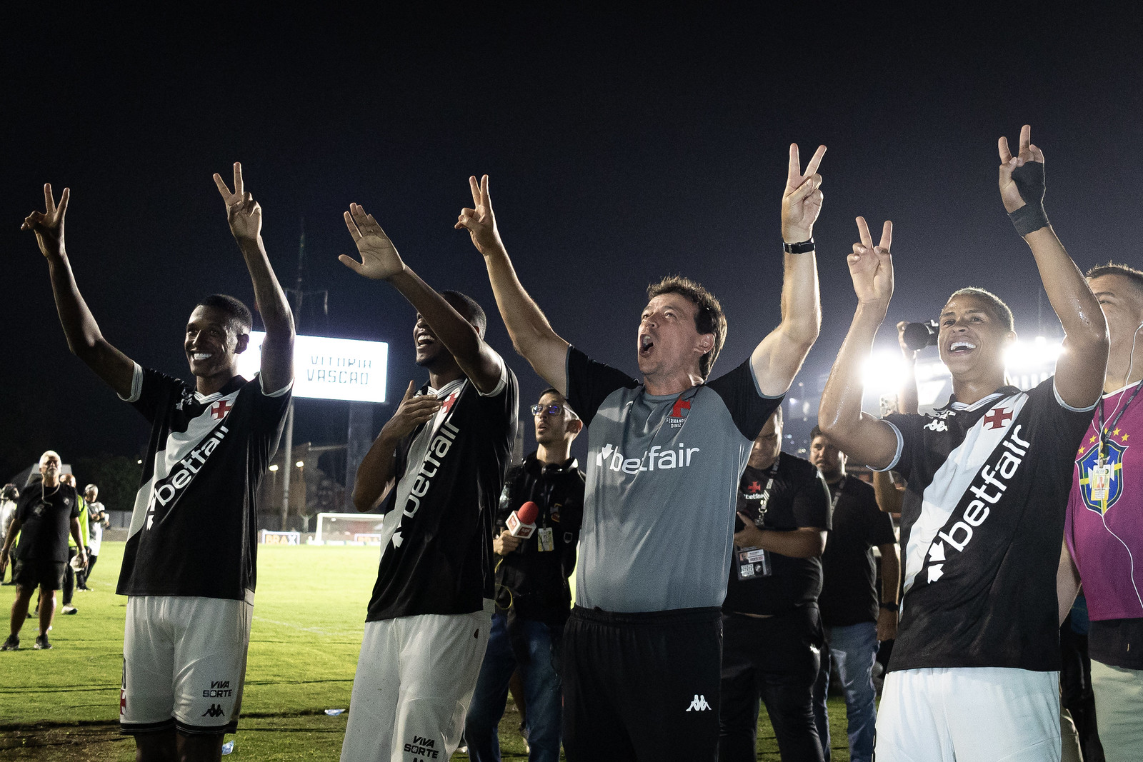 vasco-goleia-o-internacional-em-noite-diluviana-e-se-garante-na-serie-a-do-brasileirao