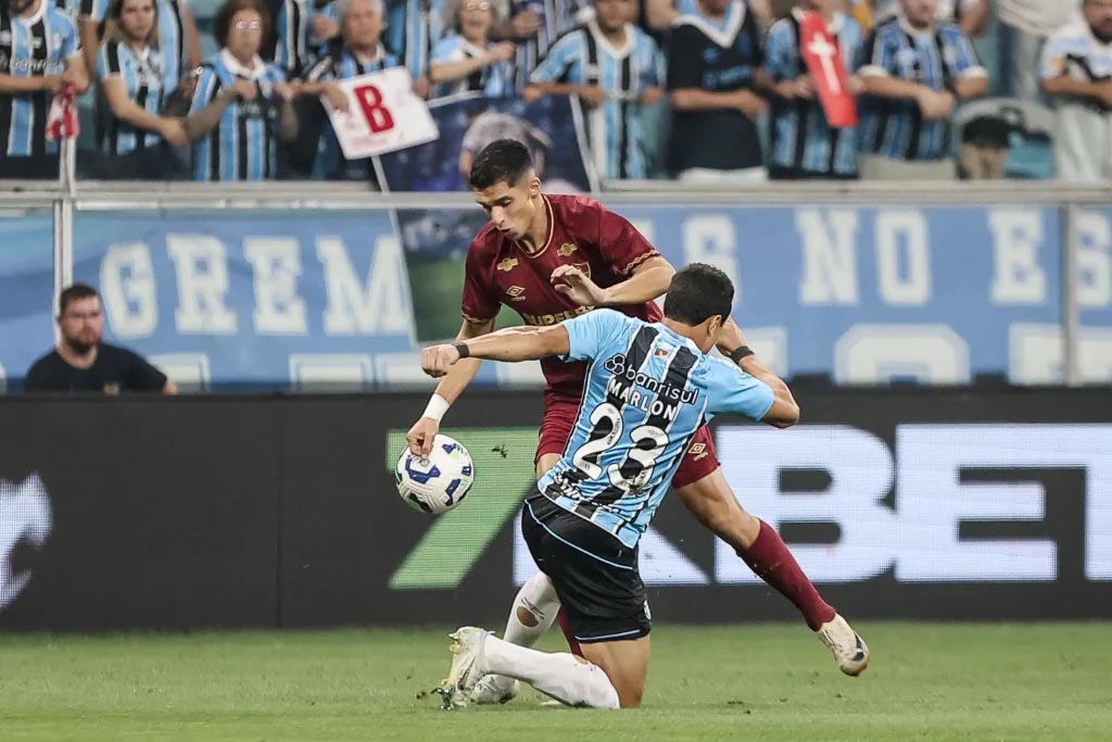 fluminense-vence-o-gremio-fora-de-casa-e-sonha-com-g5