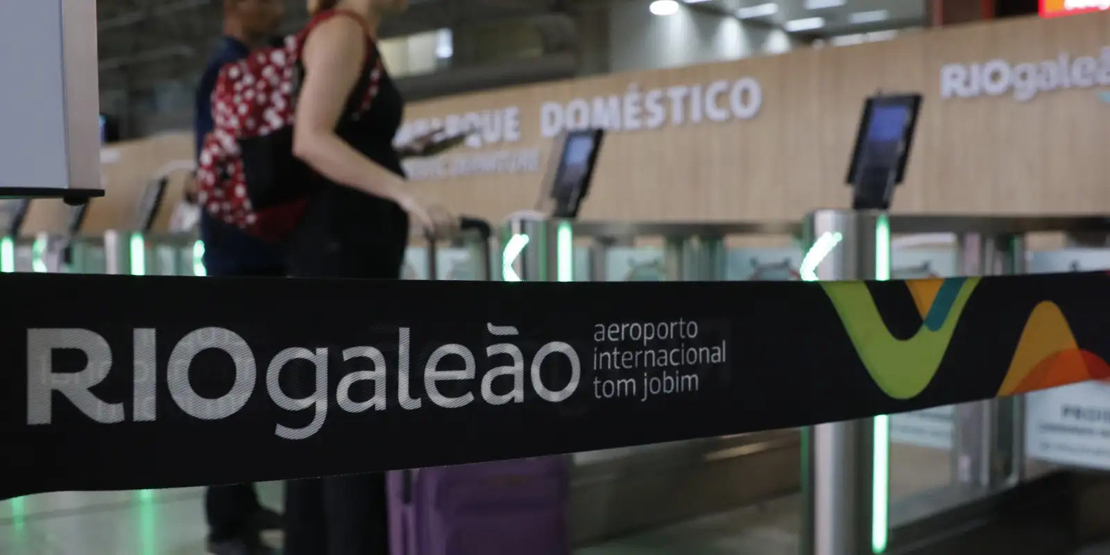 ventania-que-atingiu-sp-provocou-cancelamento-de-voos-no-rio