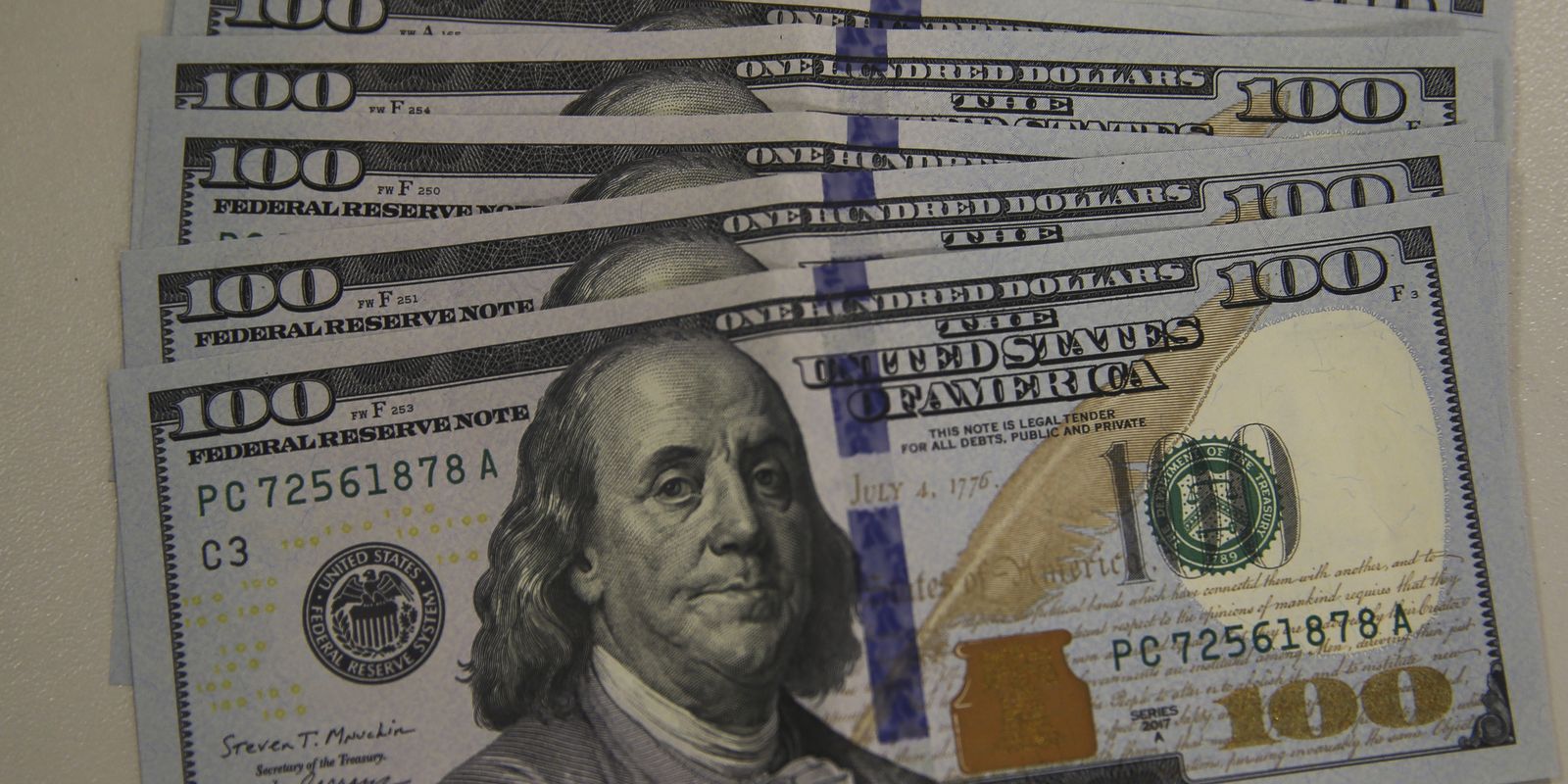 apos-sete-altas-seguidas,-dolar-cai-0,95%-e-fecha-em-r$-5,53