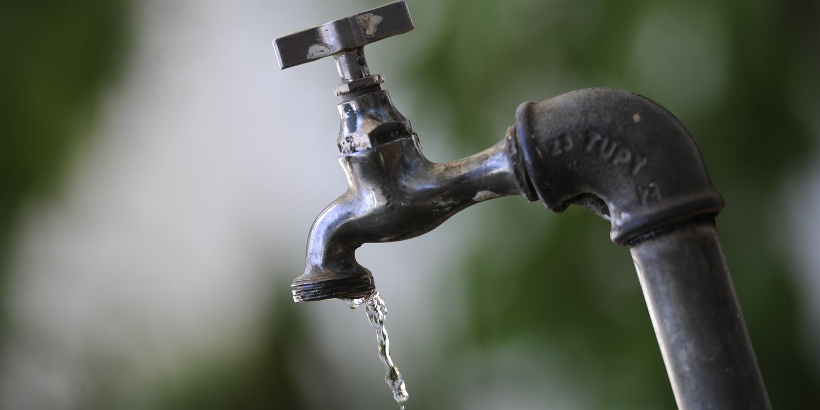 egua-cai-em-adutora-e-afeta-abastecimento-em-300-bairros-de-bh