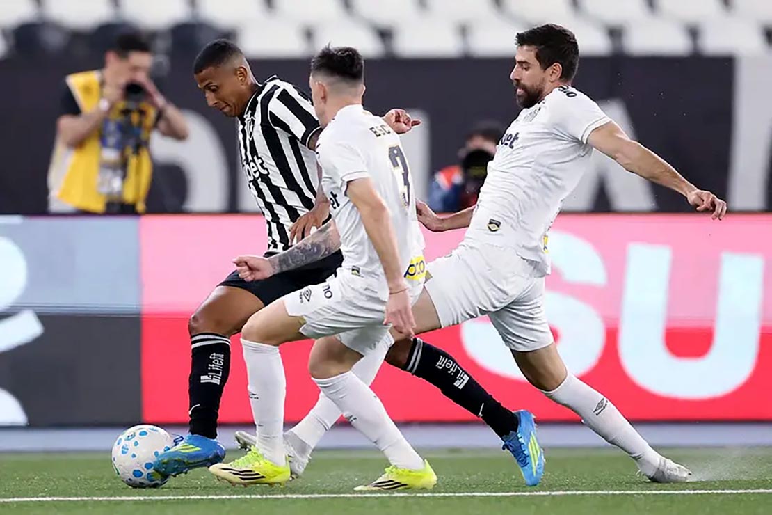 com-um-gol-nos-acrescimos,-botafogo-vence-santos-e-respira-no-brasileirao
